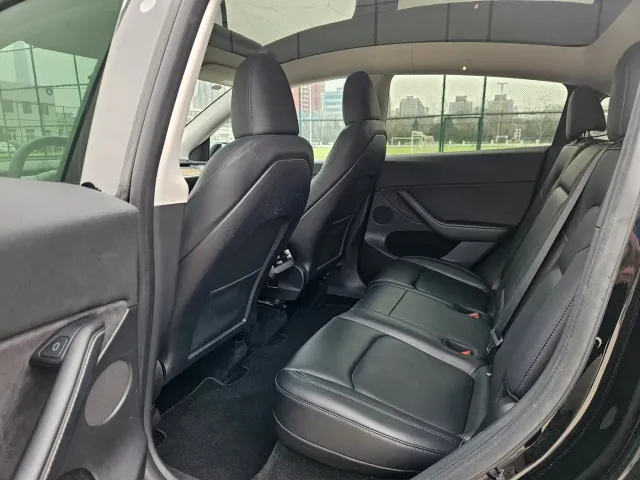 Tesla Model Y — Фото автомобиля 13
