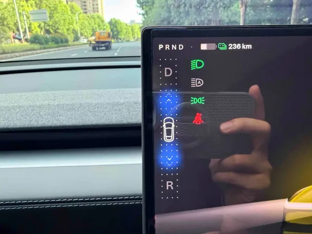 Tesla Model Y L — Фото автомобиля 19