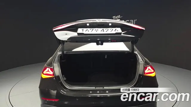 Mercedes-Benz E-Class — Фото автомобиля 29