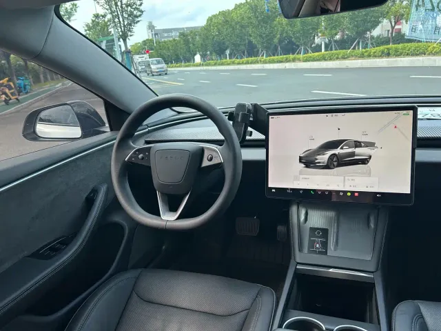 Tesla Model 3 — Фото автомобиля 9