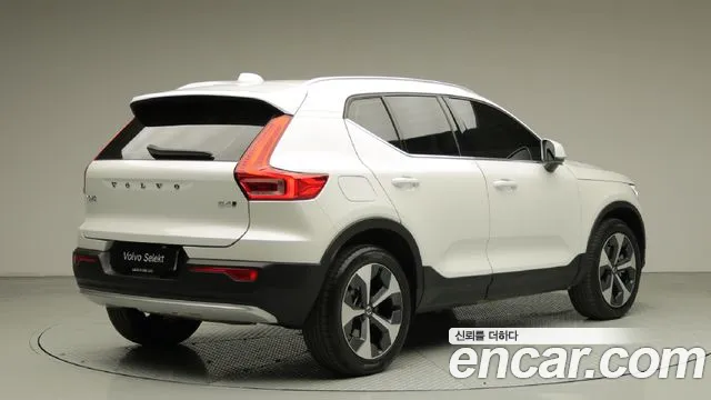 Volvo XC40 — Фото автомобиля 4