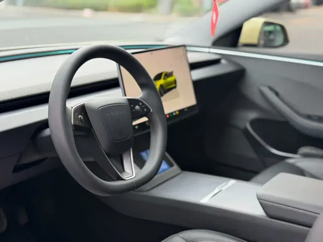 Tesla Model 3 — Фото автомобиля 4