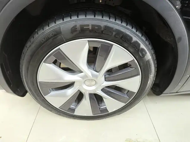 Tesla Model Y — Фото автомобиля 22