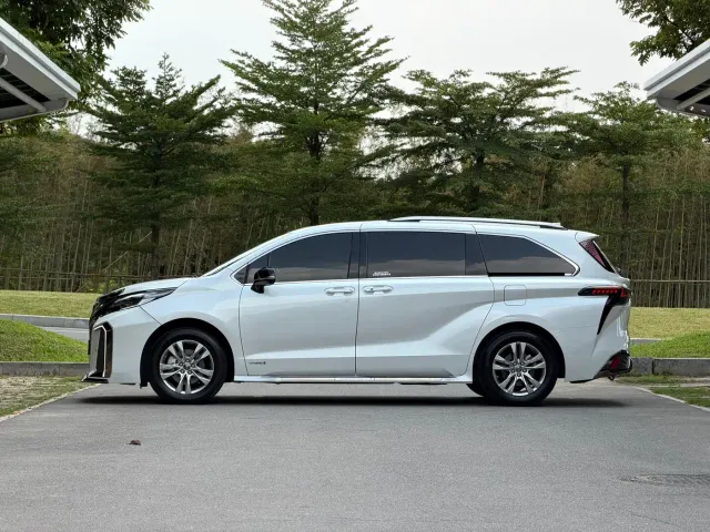 Toyota Sienna — Фото автомобиля 3