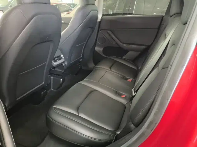 Tesla Model Y — Фото автомобиля 16
