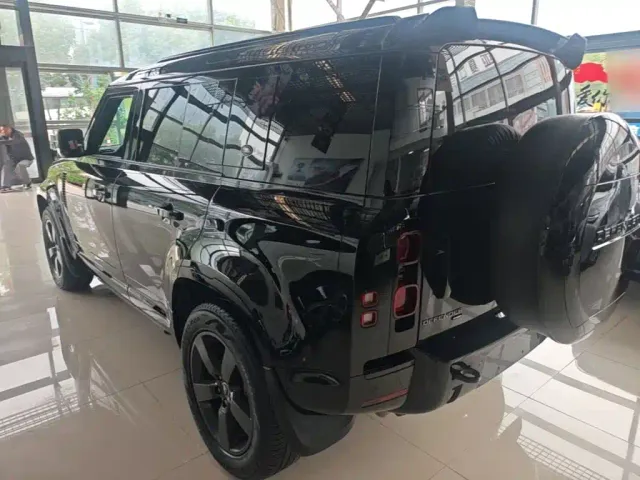 Land Rover Defender — Фото автомобиля 4
