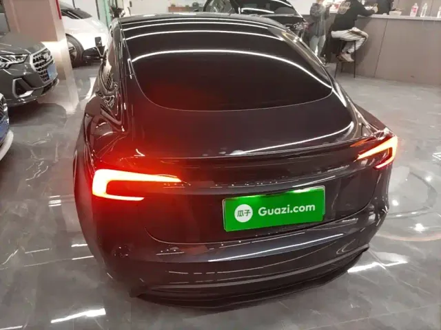 Tesla Model 3 — Фото автомобиля 5
