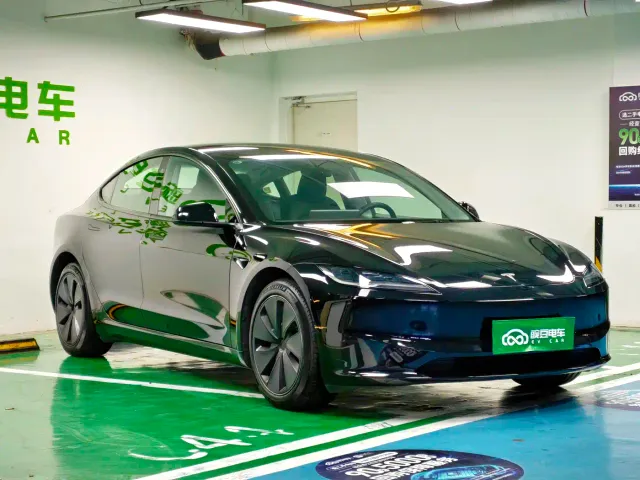Tesla Model 3 — Фото автомобиля 5