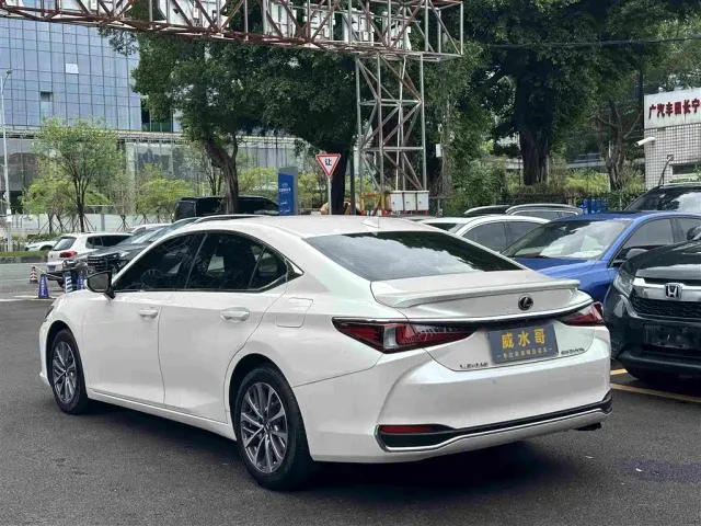 Lexus ES — Фото автомобиля 8