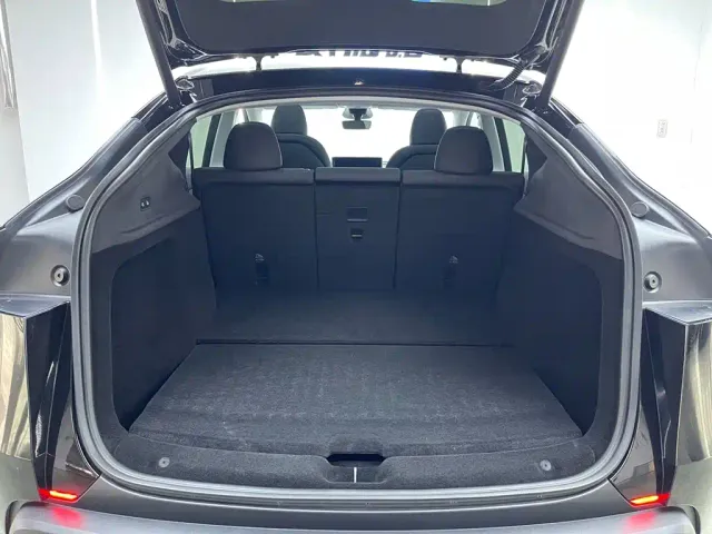 Tesla Model Y — Фото автомобиля 10