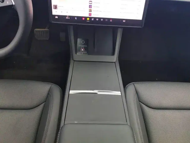 Tesla Model 3 — Фото автомобиля 16