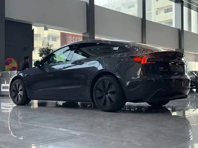 Tesla Model 3 — Фото автомобиля 7