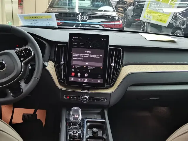Volvo XC60 — Фото автомобиля 3