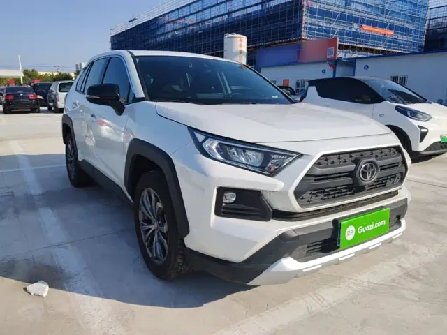 Toyota RAV4 — Фото автомобиля 3
