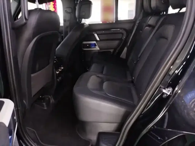 Land Rover Defender — Фото автомобиля 12