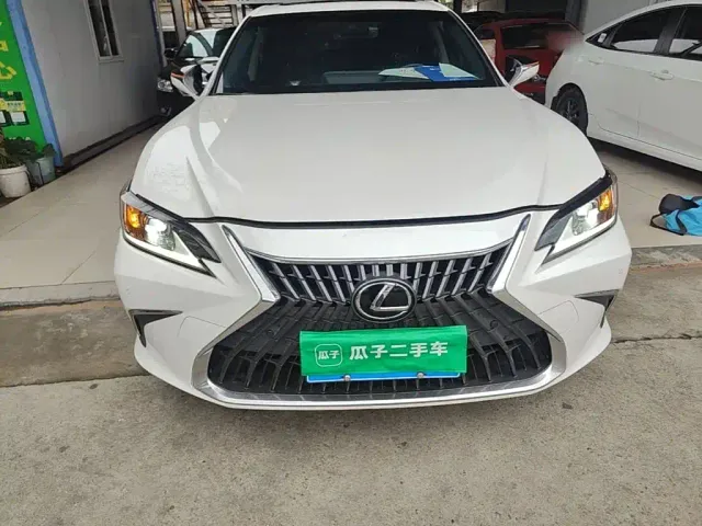 Lexus ES — Фото автомобиля 2