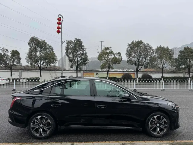 Hongqi E-QM5 — Фото автомобиля 3