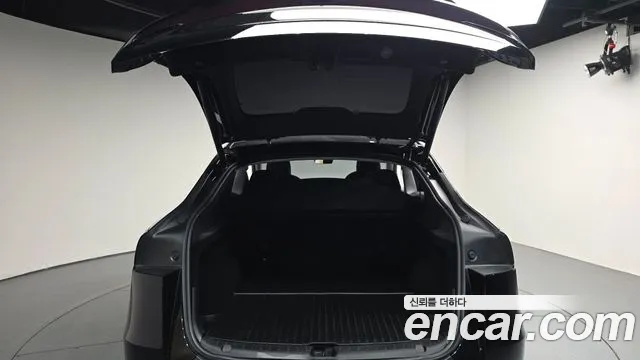 Tesla Model Y — Фото автомобиля 26