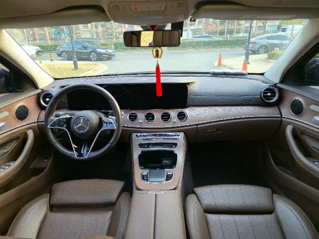 Mercedes-Benz E-Class — Фото автомобиля 5
