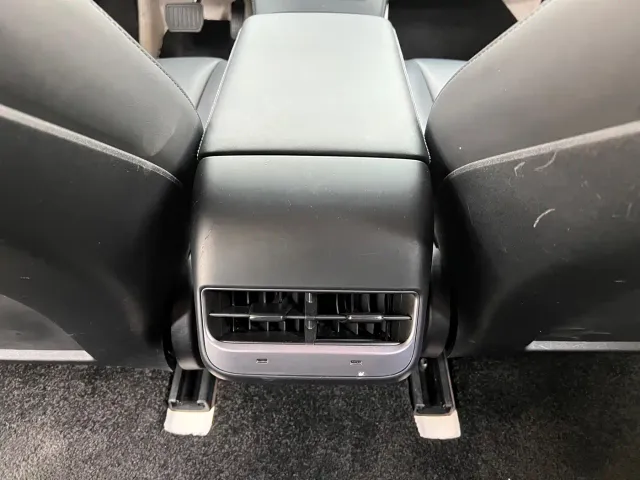 Tesla Model 3 — Фото автомобиля 21