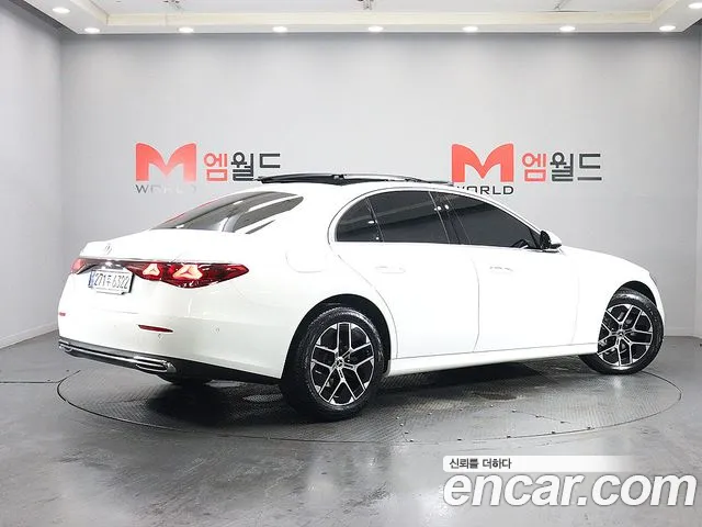 Mercedes-Benz E-Class — Фото автомобиля 3