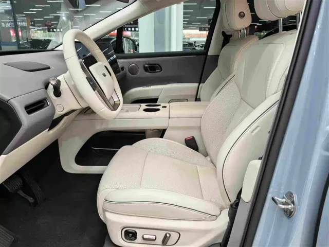 Li Auto i8 — Фото автомобиля 8