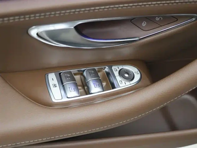 Mercedes-Benz E-Class — Фото автомобиля 11