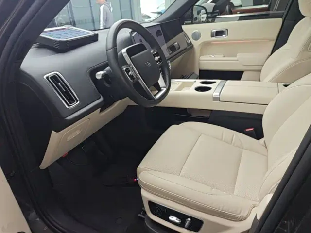 Li Auto L8 — Фото автомобиля 14