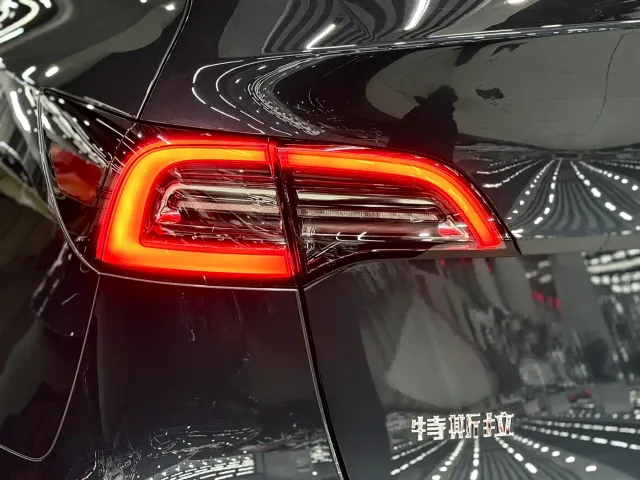 Tesla Model Y — Фото автомобиля 18