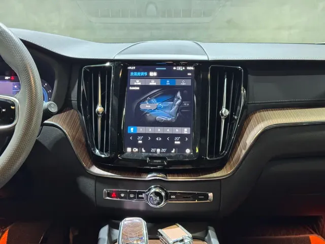 Volvo XC60 — Фото автомобиля 5