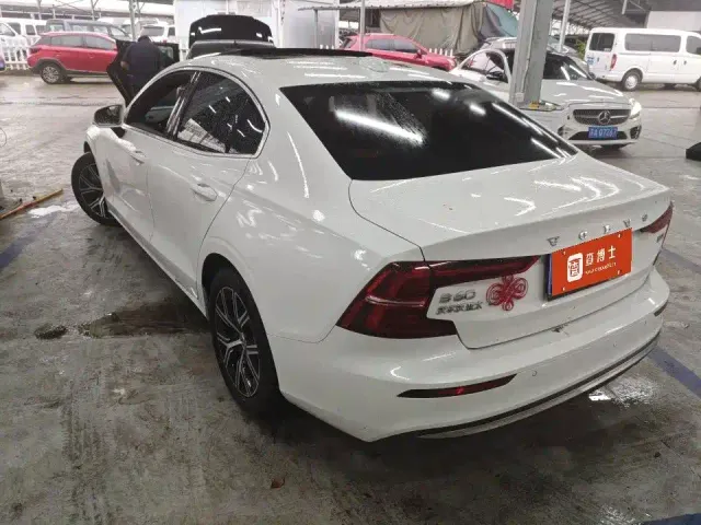 Volvo S60 — Фото автомобиля 7