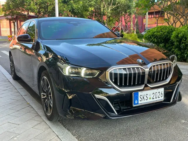 BMW 5 Series — Фото автомобиля 3