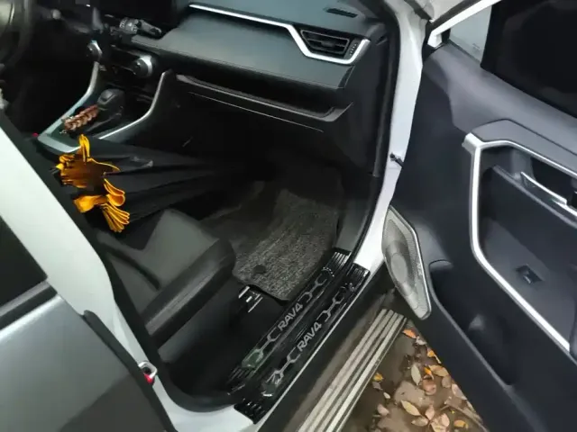 Toyota RAV4 — Фото автомобиля 8