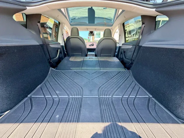 Tesla Model Y — Фото автомобиля 17