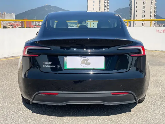 Tesla Model 3 — Фото автомобиля 7