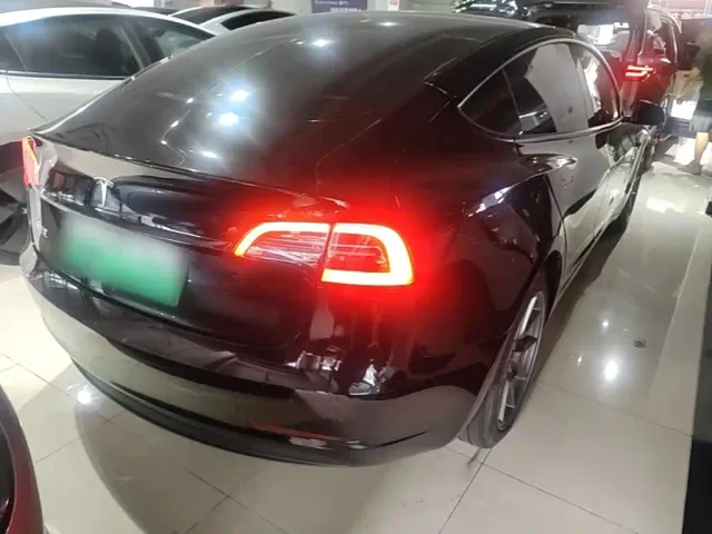 Tesla Model 3 — Фото автомобиля 6