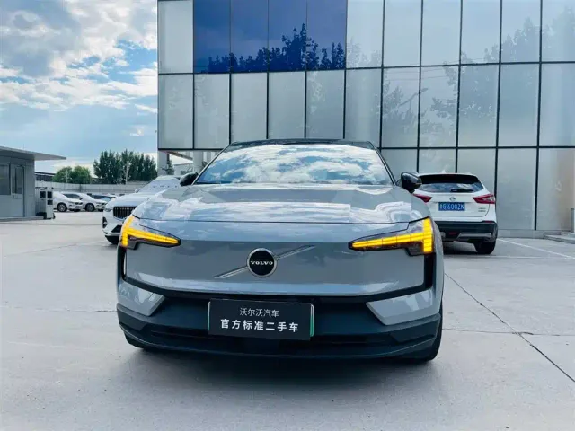 Volvo EX30 — Фото автомобиля 2