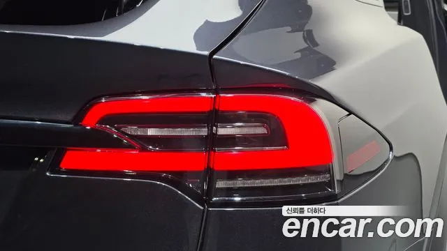Tesla Model X — Фото автомобиля 23