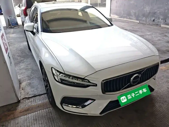 Volvo S60 — Фото автомобиля 3