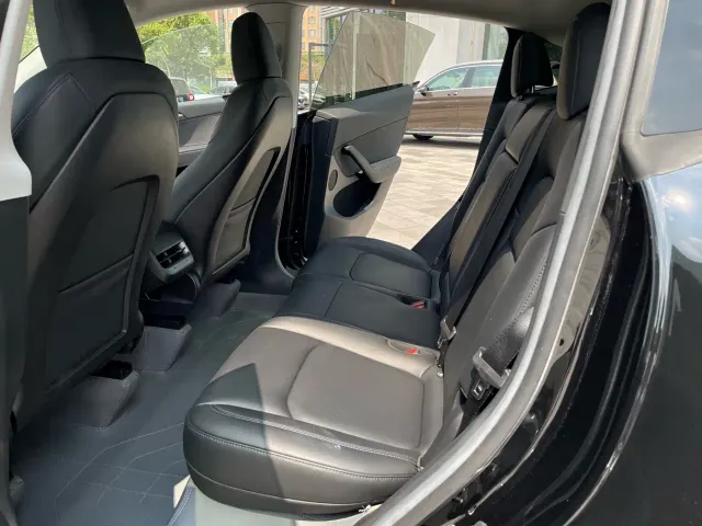 Tesla Model Y — Фото автомобиля 12