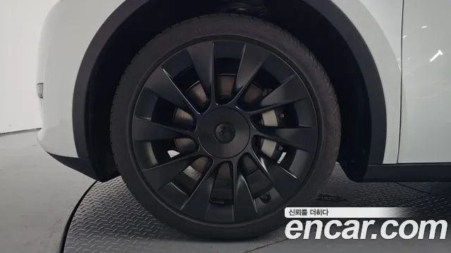 Tesla Model Y — Фото автомобиля 4