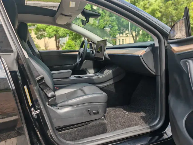 Tesla Model Y — Фото автомобиля 19