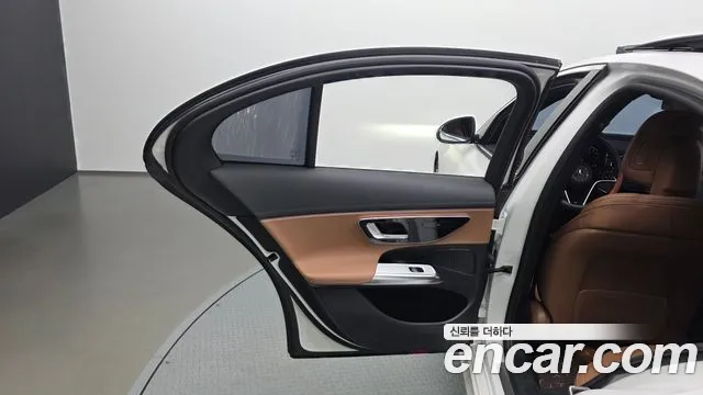 Mercedes-Benz E-Class — Фото автомобиля 20
