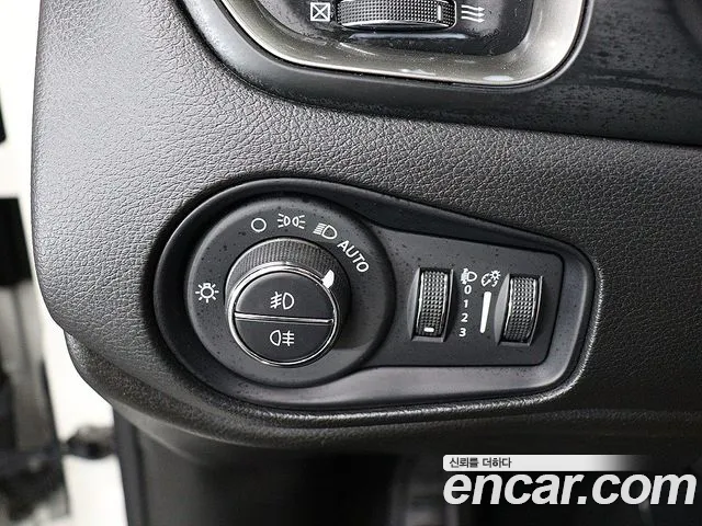 Jeep Renegade — Фото автомобиля 13