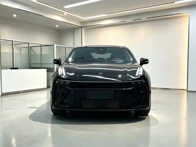 Lynk & Co 03 — Фото автомобиля 2