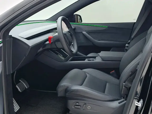 Tesla Model Y L — Фото автомобиля 10