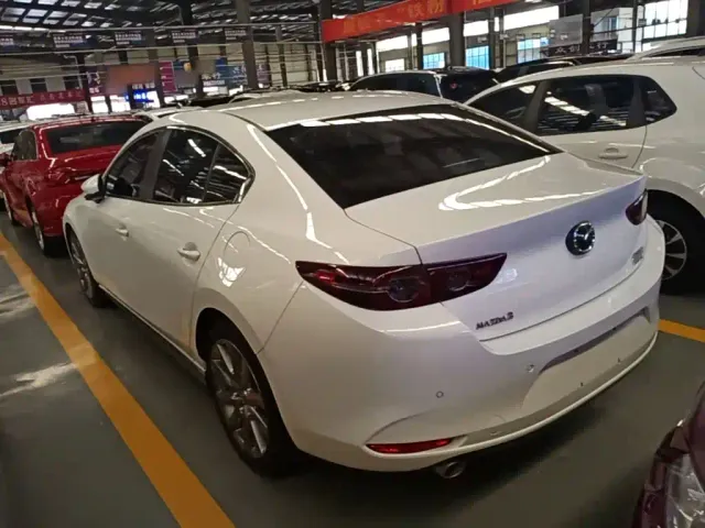 Mazda Axela — Фото автомобиля 4