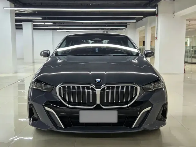 BMW 5 Series — Фото автомобиля 2