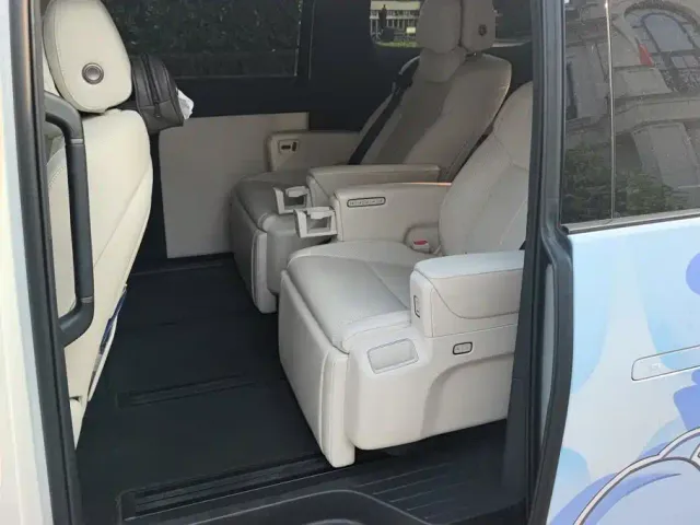 Li Auto MEGA — Фото автомобиля 11