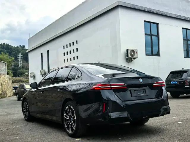 BMW 5 Series — Фото автомобиля 14